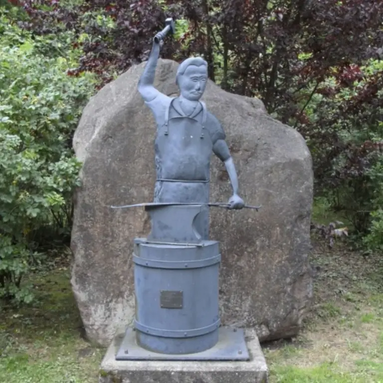 GEEK Christoph Nitschke Denkmal 'Sensenschmied' Baiersbronn Friedrichstal 1997 q