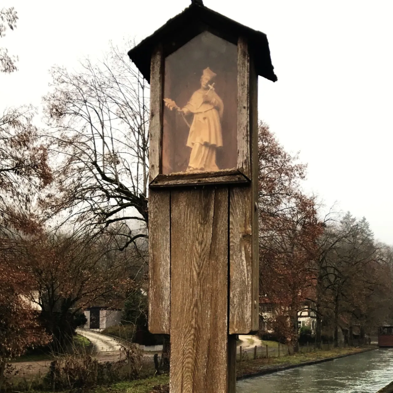 GEEK Martina Blaschka Bildstock mit Hl Nepomuk am Aachkanal Aach q