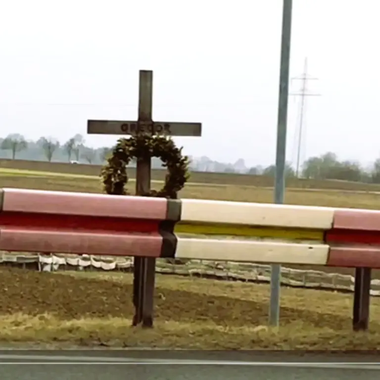 GEEK Martina Blaschka Unfallkreuz Autobahn Rottenburg q