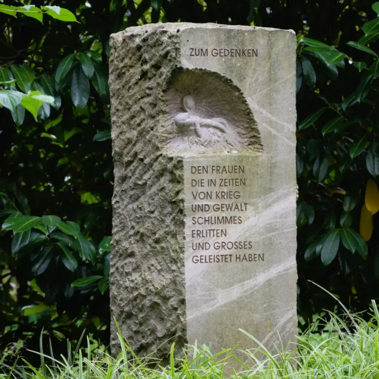 GEEK Philipp Klais Gedenkstein Gewalt gegen Frauen Tuebingen Pfrondorf q