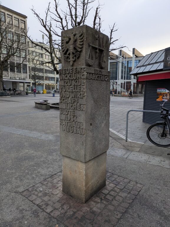 GEEK Philipp Klais Stele Reutlingen Marktplatz